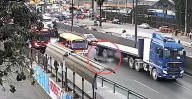 VIDEO: Policía en moto murió al chocar con tráiler por imprudencia de Anconcero