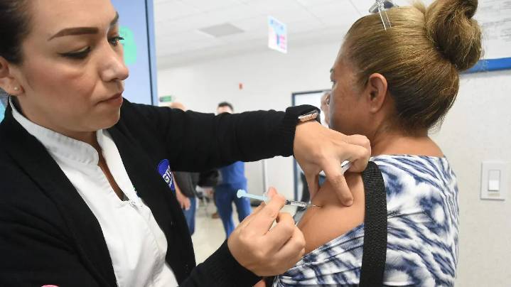 Vacunan a adultos mayores en Irapuato contra enfermedades respiratorias