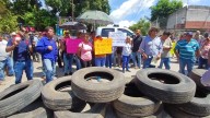 Habitantes bloquean camino en Yanga, exigen se dé mantenimiento a carretera