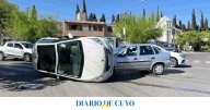 Tremendo vuelco de un auto tras chocar contra otro en una transitada zona de Capital