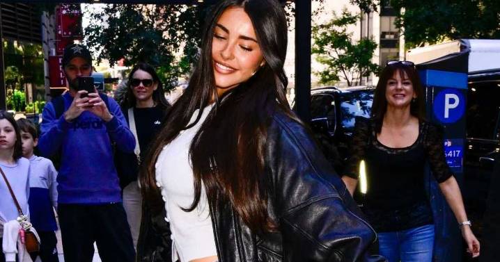 Madison Beer Turns T‑Shirt Tuck into a Style Statement