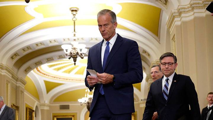 Senate leaves for weekend as government shutdown stalemate continues