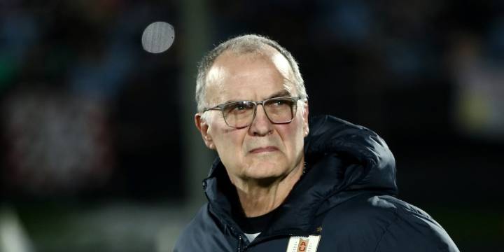 Una nueva locura de Marcelo Bielsa en Uruguay: la dura consecuencia que sufrirá por su llamativa lista de convocados