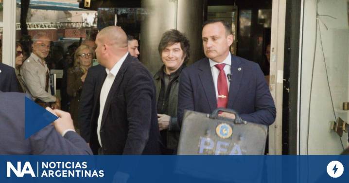 Javier Milei se mostró en el microcentro porteño y fue abucheado por los vecinos