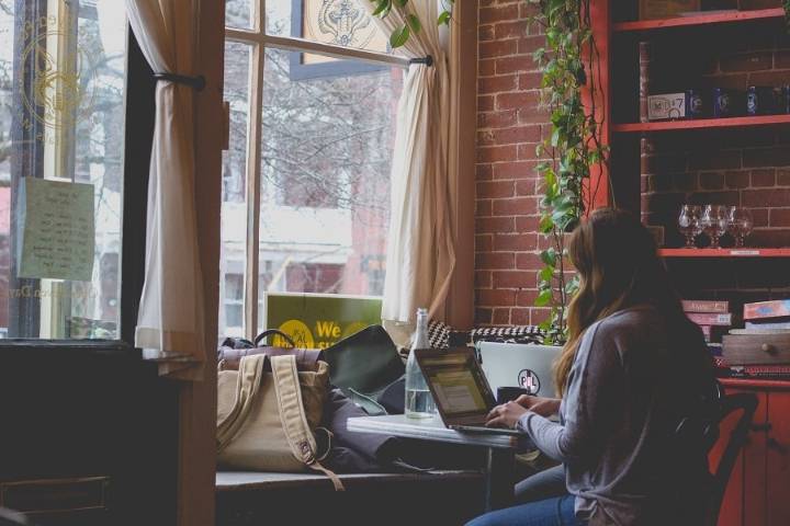 Más jóvenes y menos competentes, un estudio confirma el sesgo de género online