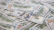 Con $75, el dólar oficial lideró el derrumbe de cotizaciones este lunes