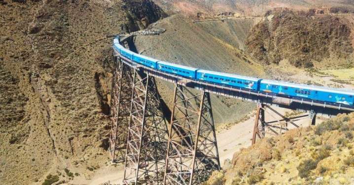 El tren más alto del mundo que recorre los mejores paisajes del norte: precios y promociones