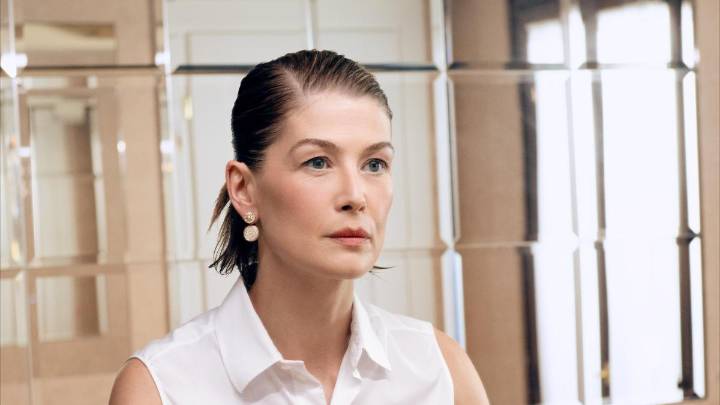 Rosamund Pike, embajadora de Dior para una mirada luminosa, firme y con menos arrugas