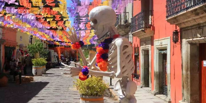 Despoja turistificación esencia de festividad de Todos Santos