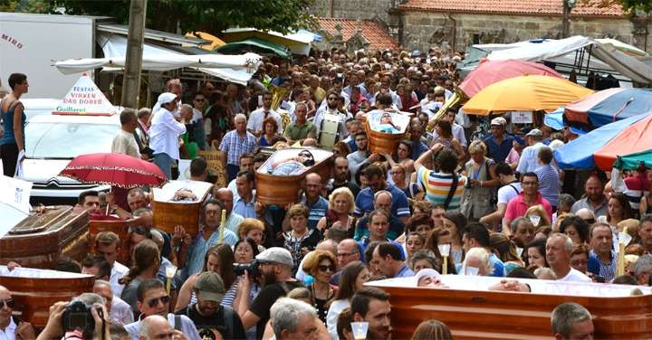España: el pueblo que corre con ataúdes vacíos