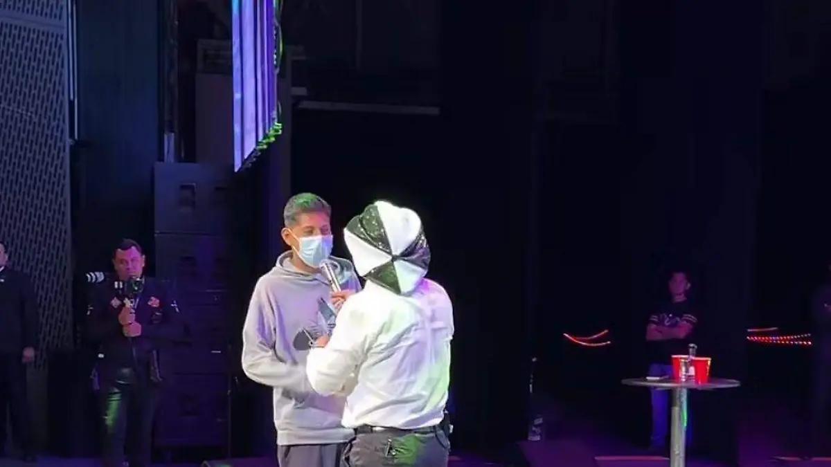 Brincos Dieras apoya con dinero a enfermo renal en pleno show en Puebla