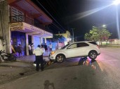 Motociclista queda debajo de una camioneta tras ser arrollado en Chetumal