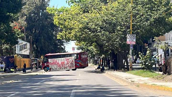 Bloquea el STEUABJO Avenida Universidad; exigen diálogo, transparencia y pago de salarios al rector de la UABJO