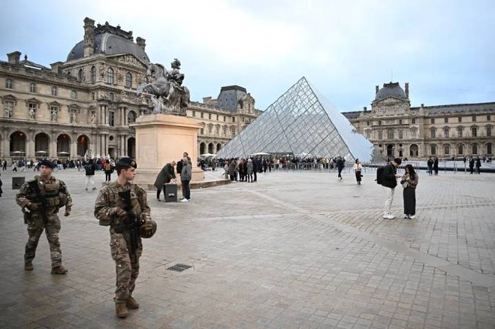 Louvre remains closed one day after jewel heist