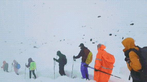 Los testimonios de personas rescatadas del Everest tras una feroz tormenta de nieve