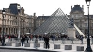 Dos hombres detenidos en Francia por el robo de joyas en el Louvre