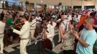 Le cantan Las Mañanitas a San Judas Tadeo en Mazatlán con mariachi