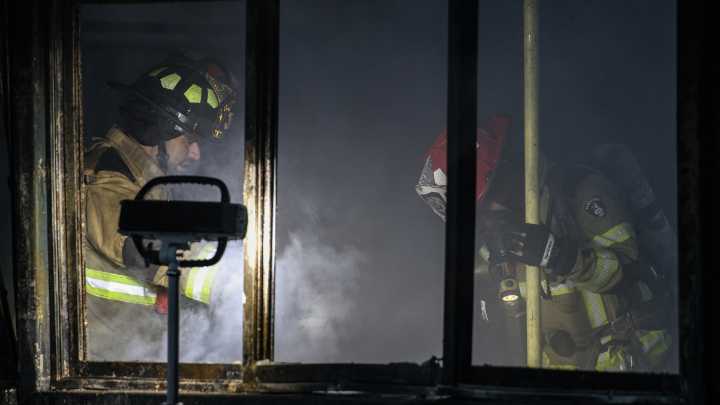 Incendio en subterráneo obligó a evacuar edificio en Ñuñoa