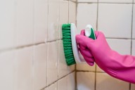 La forma correcta de retirar restos de jabón de los azulejos del baño con vinagre y bicarbonato
