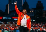 Miguel Cabrera protagonizó el primer pitcheo ceremonial en la Serie Divisional entre Detroit y Seattle (VIDEO)