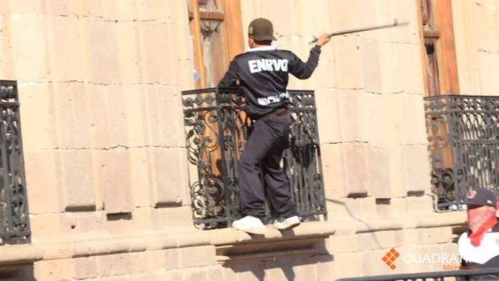 Normalistas realizan actos vandálicos en Morelia