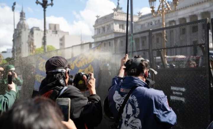 Otra vez gases y represión contra los jubilados en el Congreso