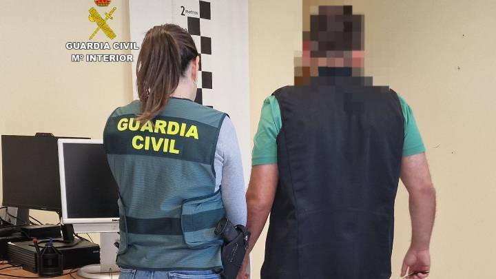 Detienen a una mujer de O Salnés que vendía vídeos e imágenes sexuales de su hija, menor de edad
