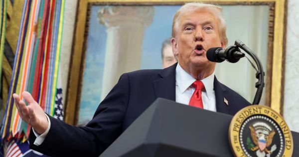 Dos sobrevivientes capturados tras un ataque militar de Estados Unidos contra un presunto “narcosubmarino” venezolano