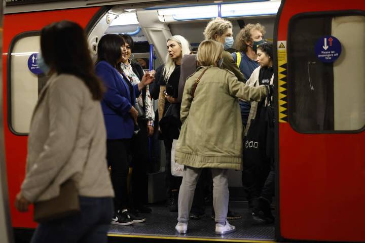 London travel news LIVE: Signal failure causes chaos on the Elizabeth line
