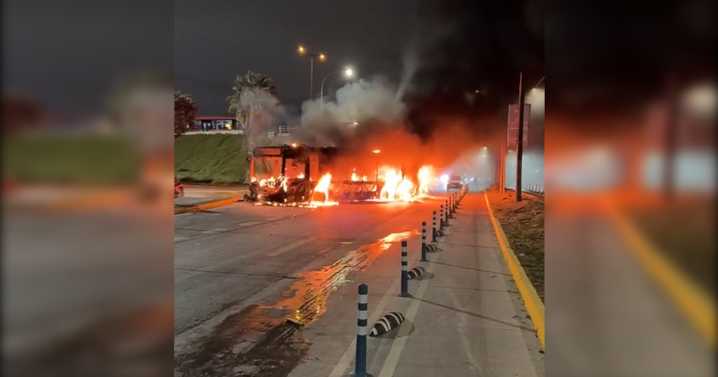 Manifestantes incendian bus RED en Maipú: reportan barricadas y lanzamiento de fuegos artificiales