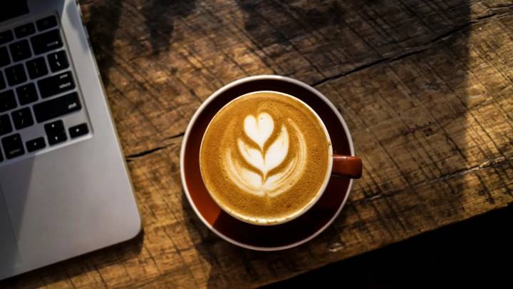 Parece una broma: cómo conseguir esta cafetera semiautomática española desde 119 euros