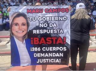 Temblorosa y Cruzada de Brazos