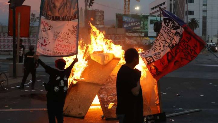 Aniversario del 18-O: Manifestación en Plaza Italia provoca desvíos de tránsito en el centro de Santiago