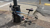 Misterio por una bicicleta atada y sin ruedas en una de las esquinas más transitadas de la ciudad