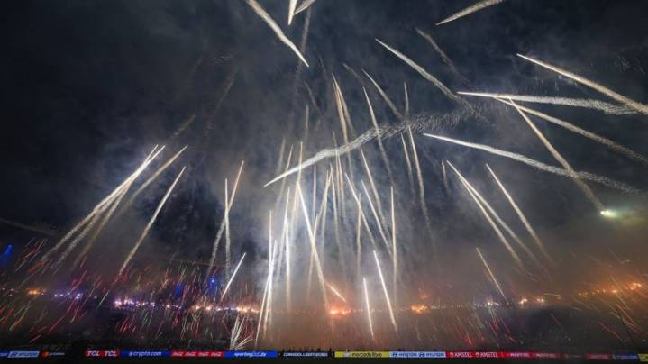 Racing realizó un impactante recibimiento con pirotecnia pese a las advertencias de Aprevide