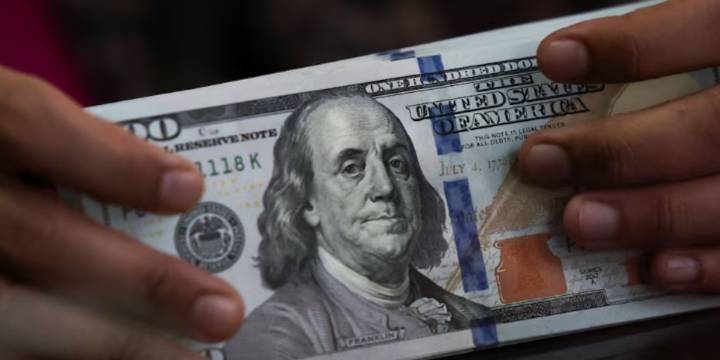 Un bono atado al dólar presionó al tipo de cambio antes de la licitación del Tesoro