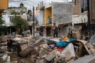 Pemex dice que extrae 345.000 litros de crudo de río del sureste de México afectado por derrame