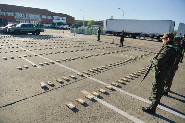 Secuestraron más de 400 kilos de cocaina en Monte Grande: La droga estaba ocultada en un cargamento de bananas