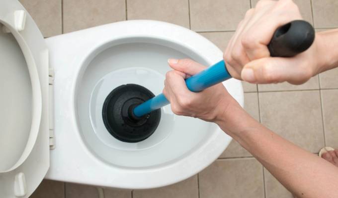 Conoce como desatorar tu baño de forma segura y sin dañar las tuberías