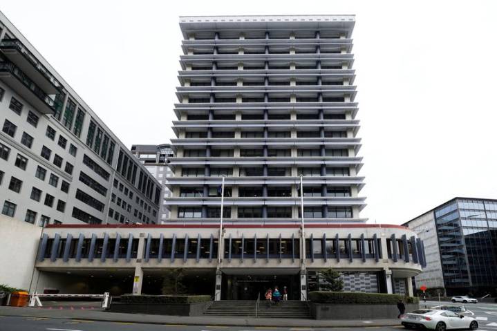 NZ cenbank surprises with 50-bp rate cut, flags more easing to shore up frail economy