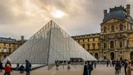 Un atraco histórico de nueve joyas en el Louvre lleva al cierre del museo parisino durante todo el día