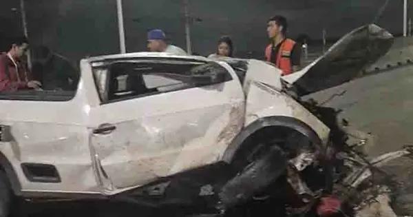 Camioneta choca y vuelca en el Periférico Norte