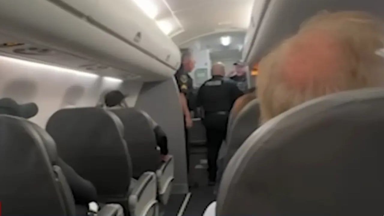 Emergencia en pleno vuelo: avión aterriza tras sonidos extraños en la cabina que alertaron a los pilotos