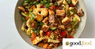 Mediterranean pasta salad with golden halloumi