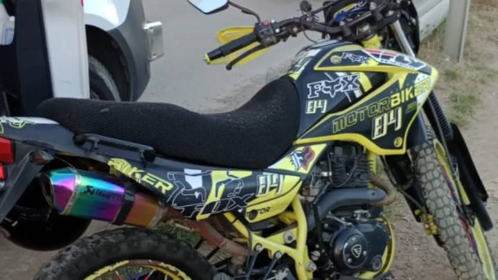 Choque entre camioneta y motocicleta en la Vialidad del Río deja daños materiales