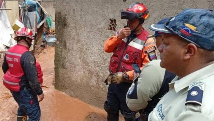 Unas 30 viviendas colapsadas, 20 heridos leves y 160 desalojados por rotura de tubería matriz en El Hatillo