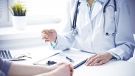 Una mujer va al médico y se entera de que está muerta