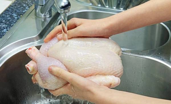 No laves nunca más el pollo: los peligros y por qué te podés intoxicar