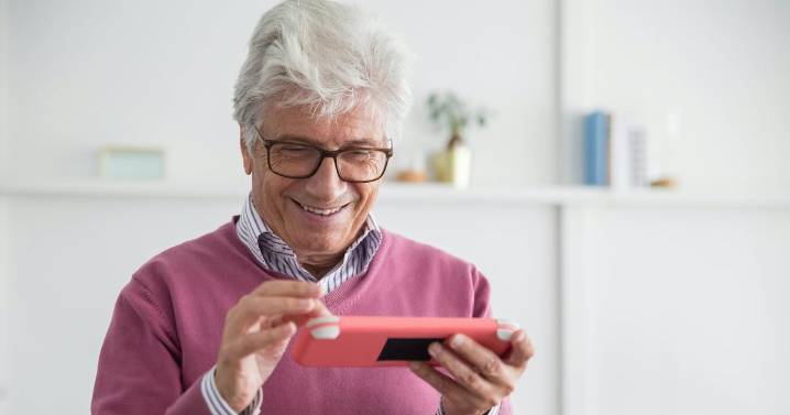 Esta app está dirigida a personas mayores y permite hacer trámites, ver películas y televisión