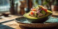 Receta de aguacate relleno de salpicón de atún, un platillo ideal para diabéticos
